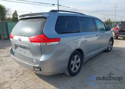 2014 Toyota Sienna Le V6 8 Passenger z USA, uszkodzony, nr VIN 5TDKK3DC8ES460987
